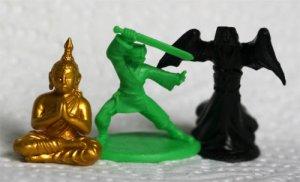 Ghost Stories miniatyyrit Pelin nappulat: buddha-patsas, pelaajan munkki ja kummitus. Kuva: Repos Productions