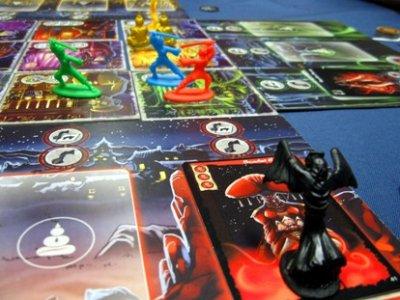 Ghost Stories -pelitilanne Riivaajakummitus uhkaa kylää. Kuva: Chris Norwood / BGG