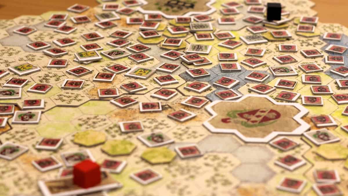 Lähikuva Antiquityn pelilaudasta, jossa lähes jokaista ruutua peittää saastetta kuvaava pääkallolaatta.