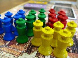 Pelaajien nappulat. Kuva: Antony Hemme / BGG