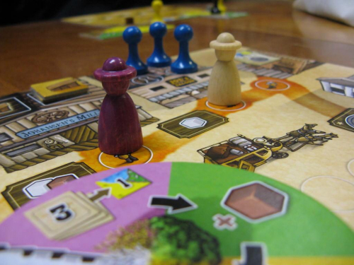 Ostoksilla kaupungilla. Kuva: Antony Hemme / BGG