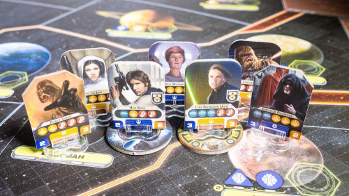 Star Wars: Rebellion -pelin johtajalaattoja: Darth Vader, Leia, Han Solo, Mon Mothma, Luke Skywalker, Chewbacca ja keisari Palpatine