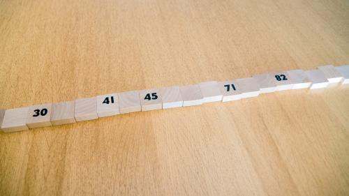 Completto-pelin alkutilanne: 22 puulaattaa rivissä, viisi laatoista käännettynä numeropuoli ylöspäin.