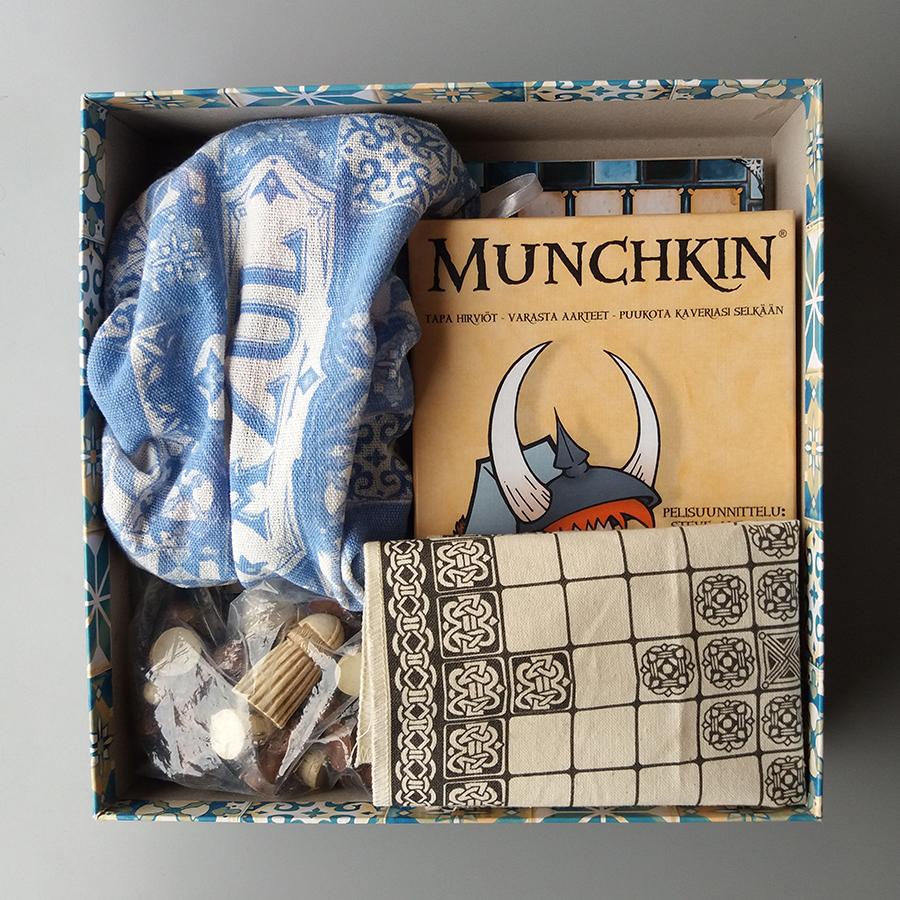 Azul-pelin laatikko, jonka sisään on pakattu myös Hnefatafl ja Munchkin