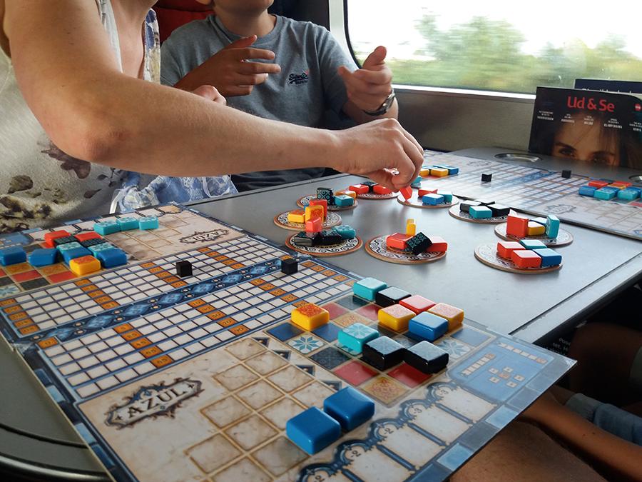 Azul-peli tanskalaisen junan pöydällä