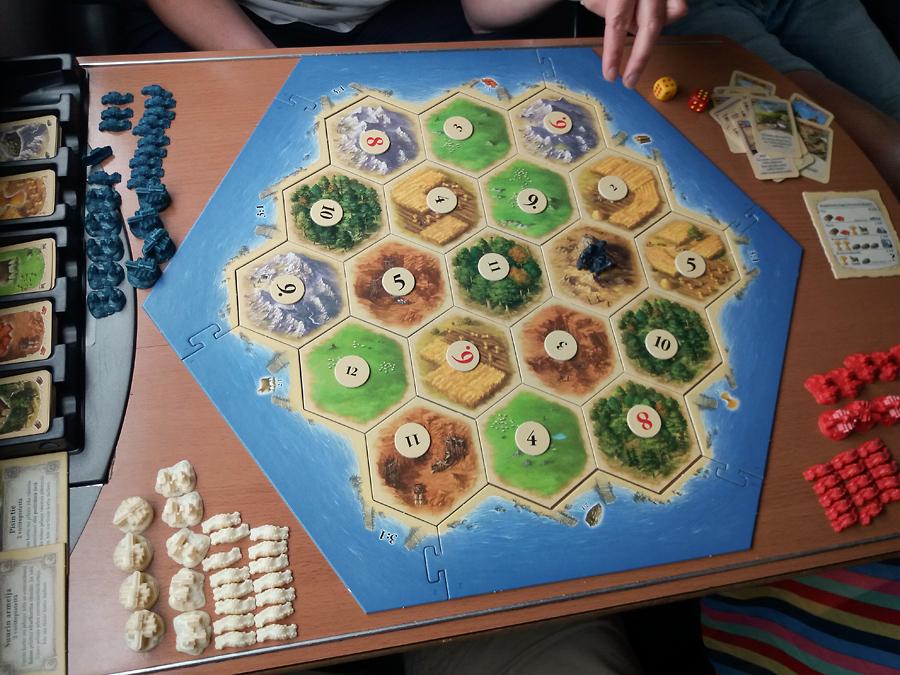 Catan-peli saksalaisen ICE-junan 6 hengen osaston pöydällä