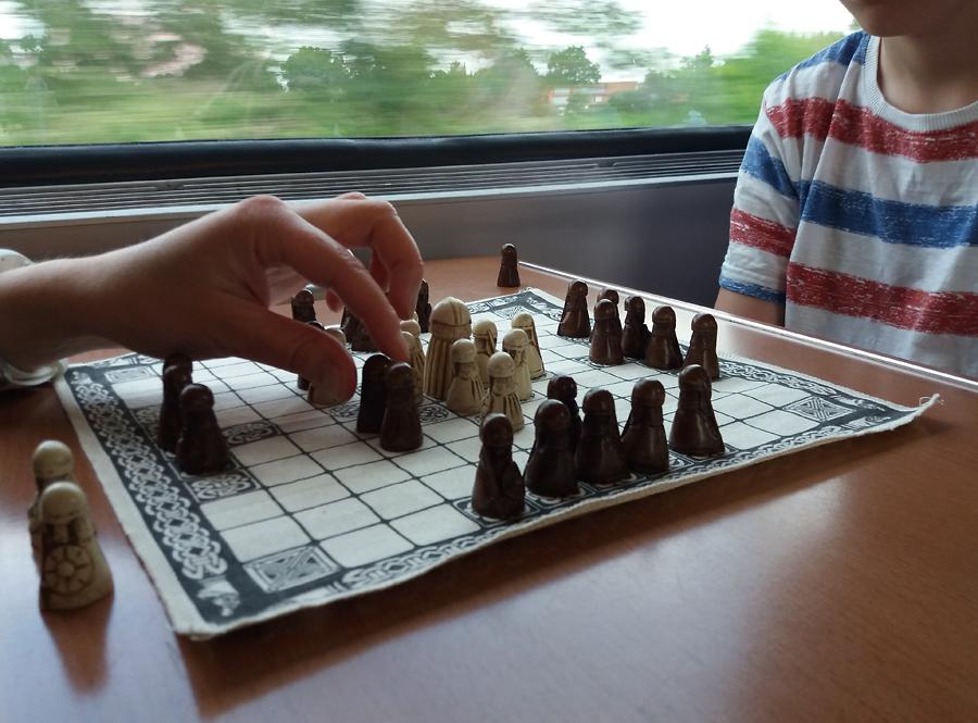 Hnefatafl-peli saksalaisen junan pöydällä
