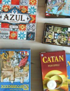 Pelilaatikoita: Azul, Carcassonne (1. painos), Catan (lisäosan laatikossa), Port Royal (lisäosan laatikossa) ja Dale of Merchants ja sen lisäosa