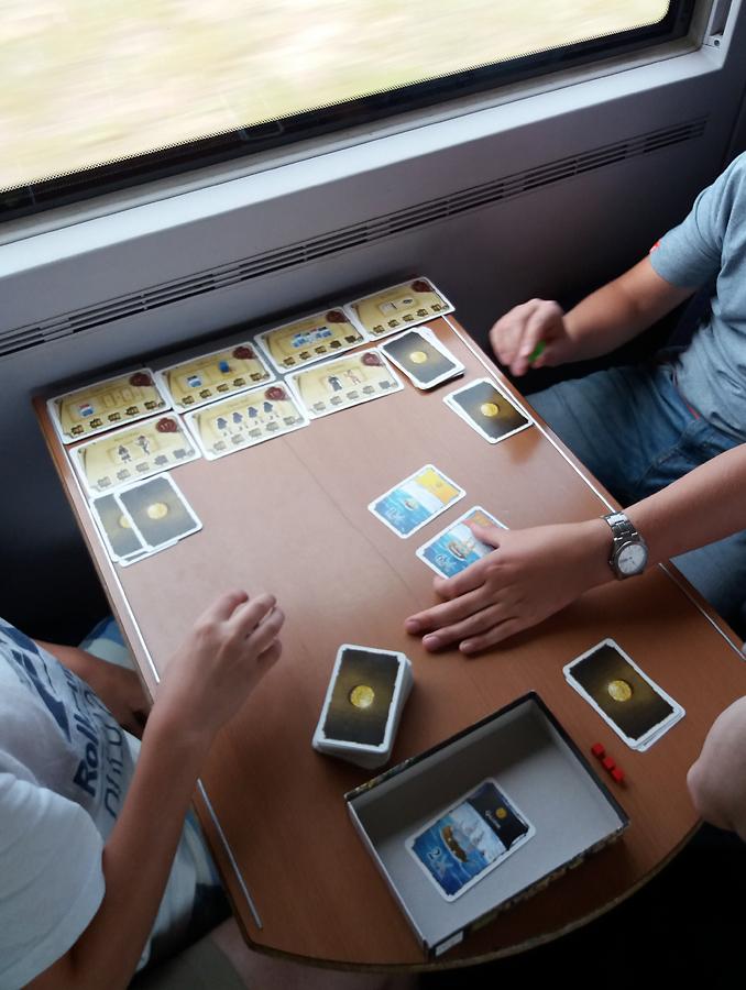 Port Royal -peli saksalaisen junan pöydällä ICE-junan kuuden hengen osastossa