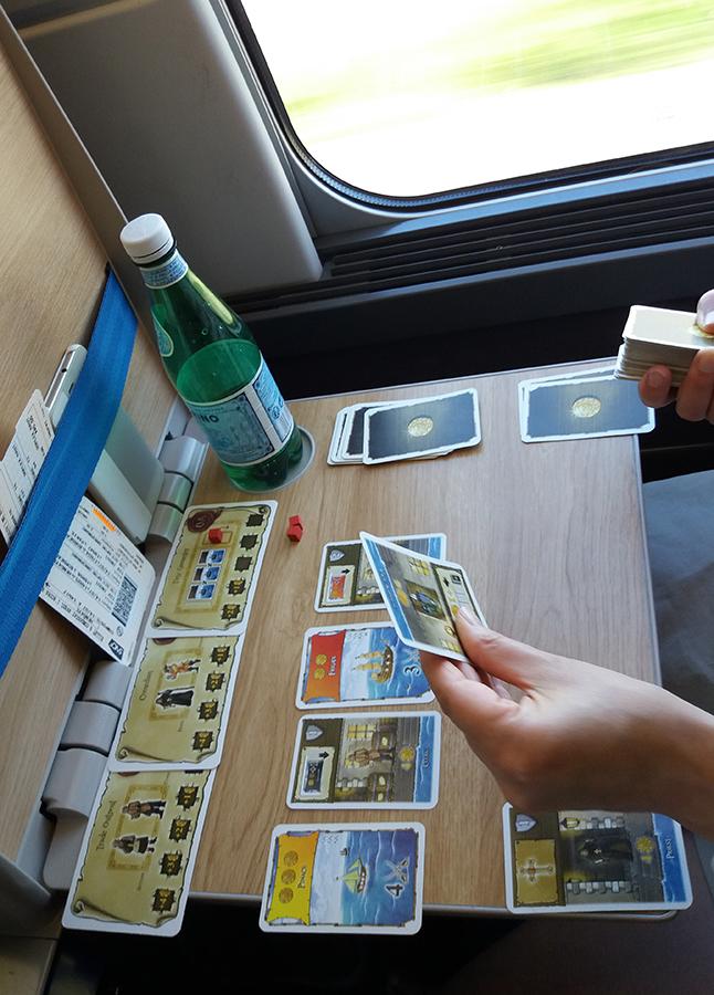 Port Royal -yksinpeli pienellä yhden hengen selkänojapöydällä ranskalaisessa TGV-junassa