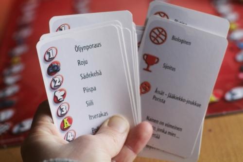 Uusi Alias -pelin kortteja. Kuva: Annika Saarto
