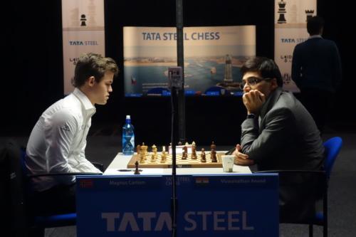 Magnus Carlsen ja Viswanathan Anand Tata Steel Chess -turnauksessa Alankomaissa tammikuussa 2019. Kuva: Vysotsky / Wikimedia Commons