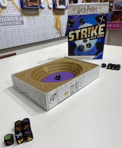Harry Potter Strike Dice Gamen peliareena (laatikon pohja), kansikuva ja noppia.