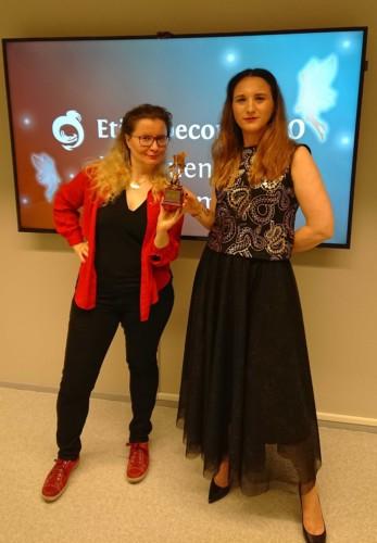 Vuoden 2020 Kultainen lohikäärme -palkinnon saajat Laura Kalli ja Katri Lassila.