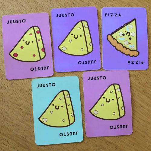 Neljä juustokorttia ja yksi juustolta näyttävä pizzakortti