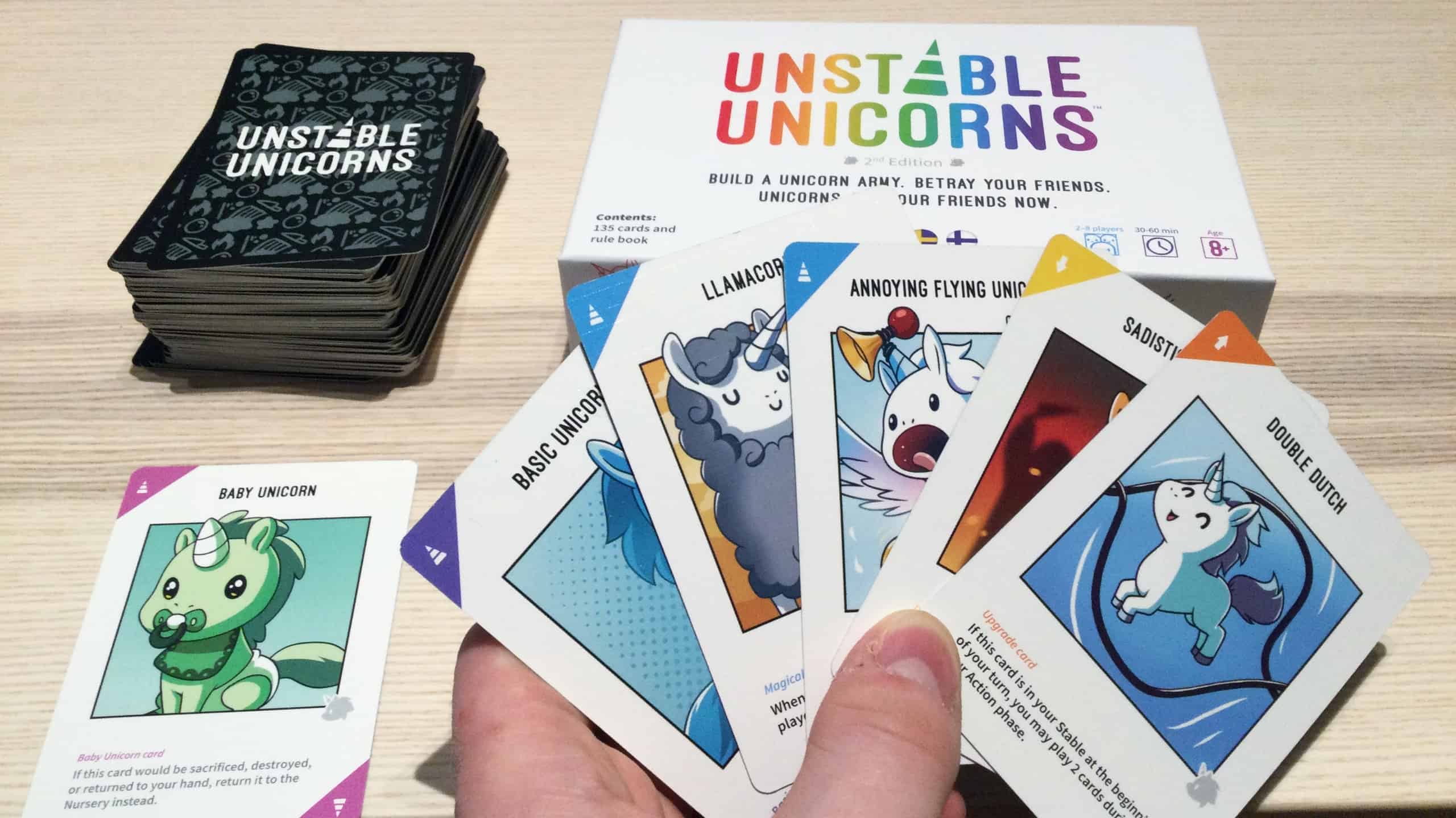 Käsi Unstable Unicornsin kortteja