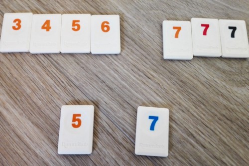 Rummikubin laattoja: sarja 3-4-5-6, setti 7-7-7 ja laatat 5 ja 7.