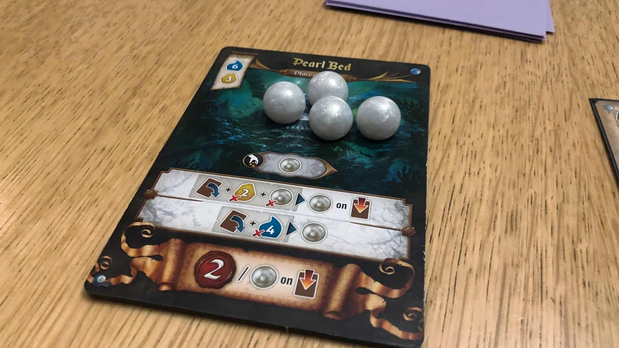 Pearl Bed -kortti ja helmiä