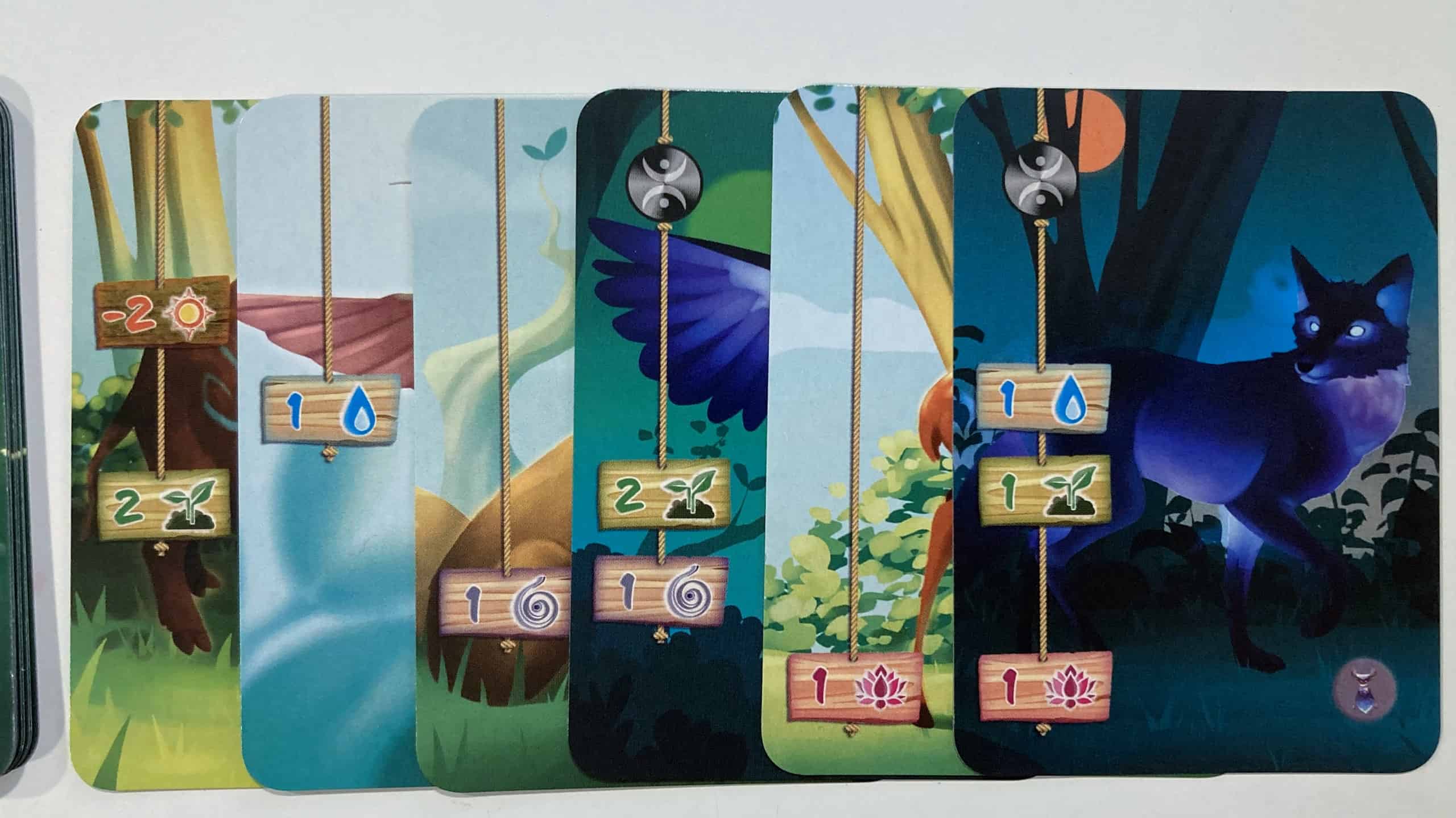 Rivi kortteja, joiden reunoissa näkyy symboleita, mukaanlukien kaksi erakkosymbolia
