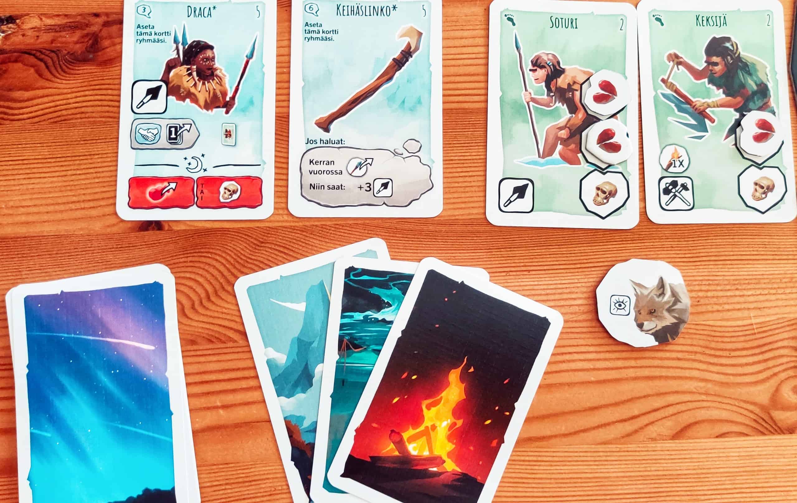 Pelaajan heimo: kaksi heimolaiskorttia, yksi erikoisjäsen, yksi ase ja susimerkki.