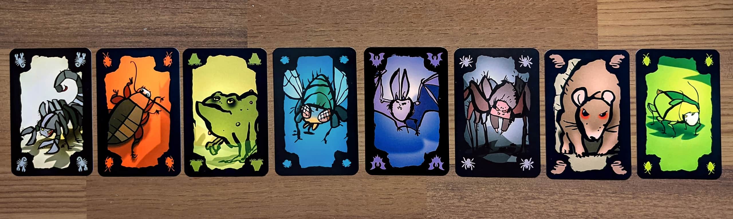 Torakkapokerin kahdeksan erilaista ötökkäkorttia.
