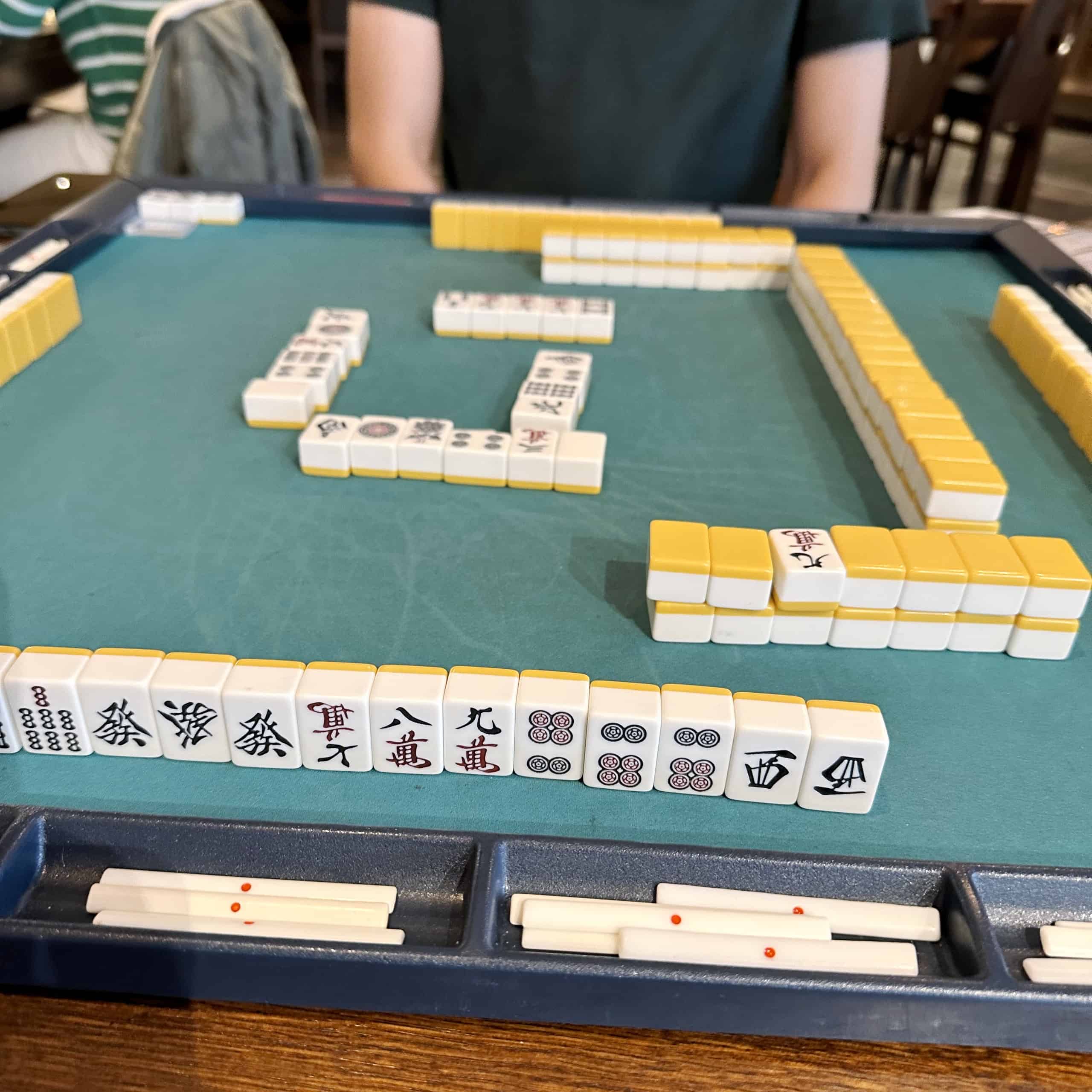 Riichi mahjong -peli menossa.