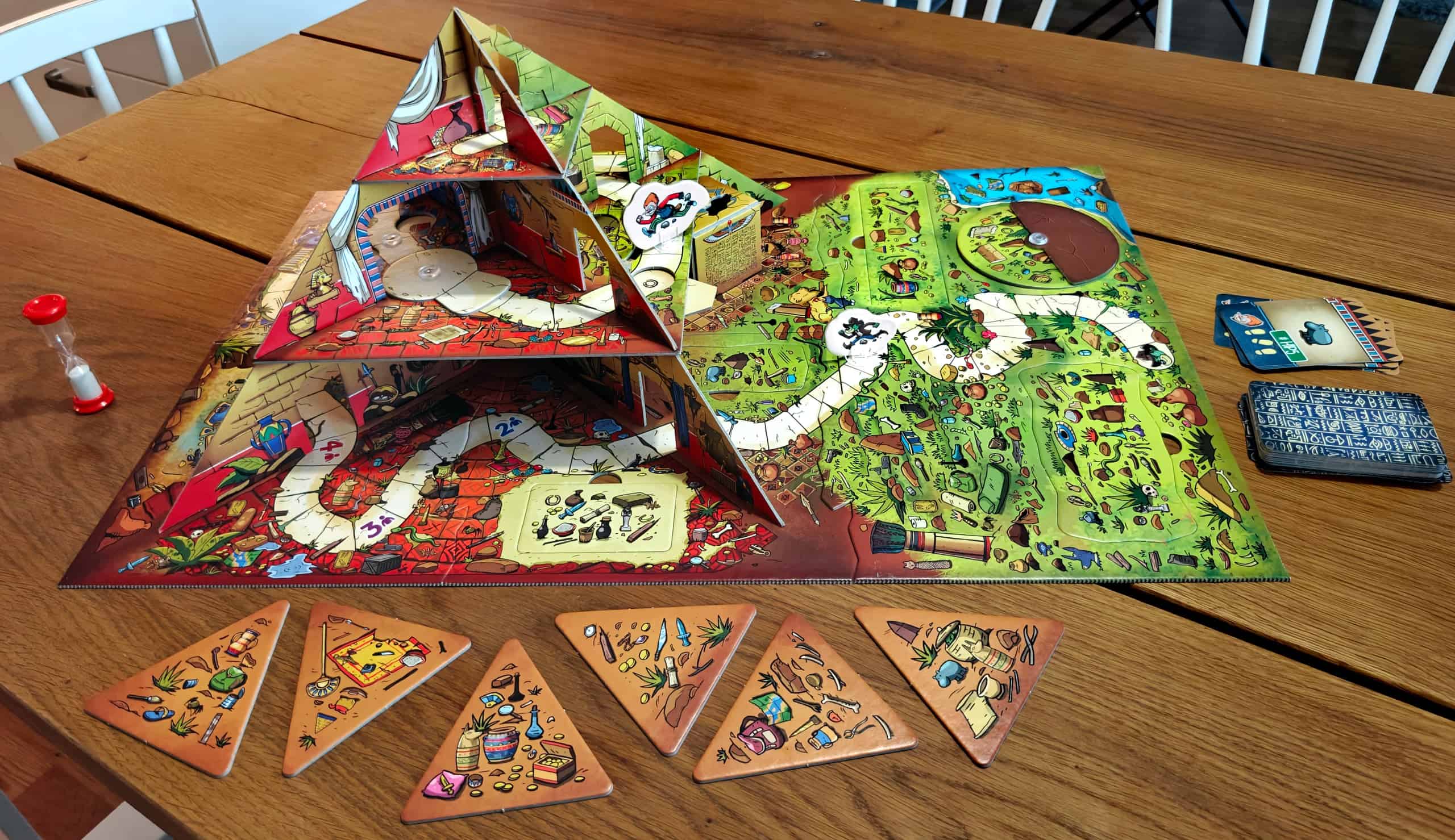 Spu Guy Pyramidin pelilauta, jossa tavallisen laudan päälle kohoaa pahvista koottu pyramidi. Pyramidissa ei ole seiniä, joten sisälle näkee. Pyramidissa on pelilaudan tason yläpuolella kaksi kerrosta.