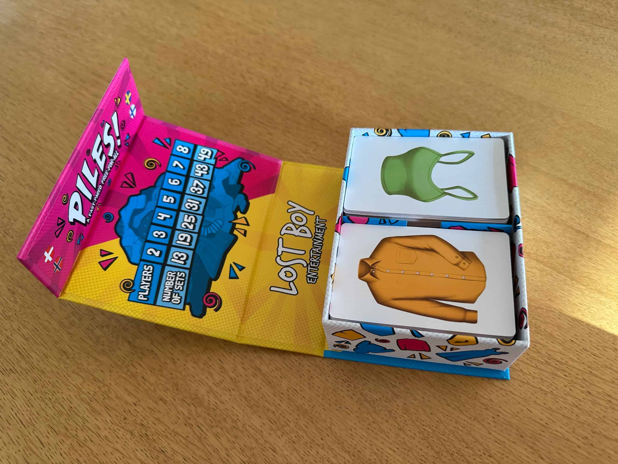 Piles!-pelin laatikko, joka on täynnä kortteja.