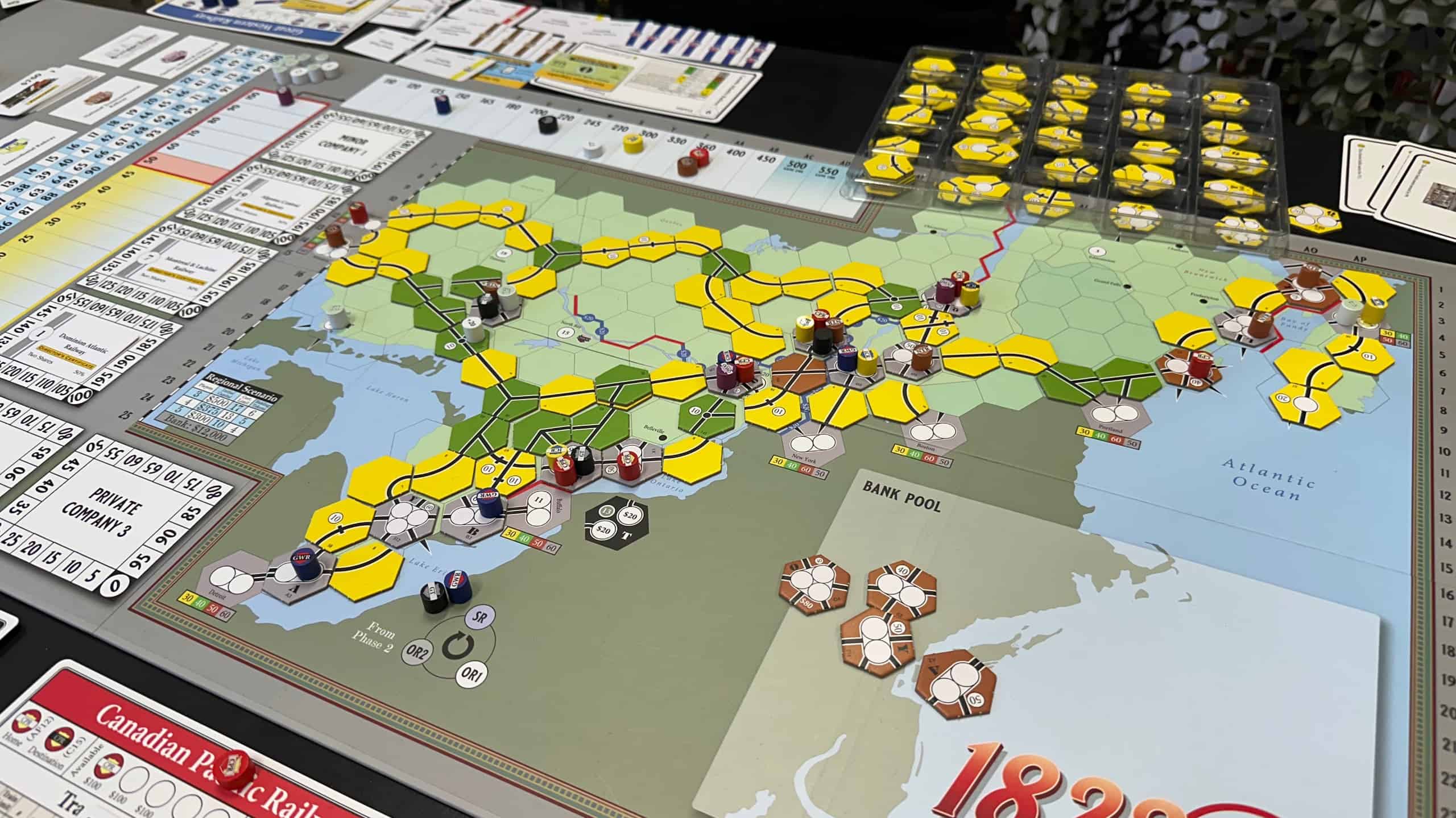 1822CA-pelin Eastern Regional Scenario -lauta pelin loppuvaiheissa. Laudalle on rakennettu runsaasti rataverkkoa ja asemia ja kaikki isot yhtiöt on perustettu.