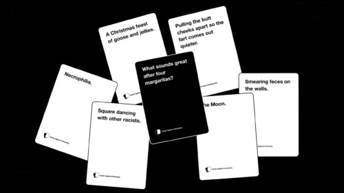 Cards Against Humanityn kortteja mustalla taustalla. Kysymyskortissa lukee "What sounds great after four margaritas?" ja vastauksissa on "Necrophilia", "Square dancing with other racists", "A Christmas feast of goose and jellies", "Pulling the butt cheeks apart so the fart comes out quieter", "Smearing feces on the walls" ja "The Moon".