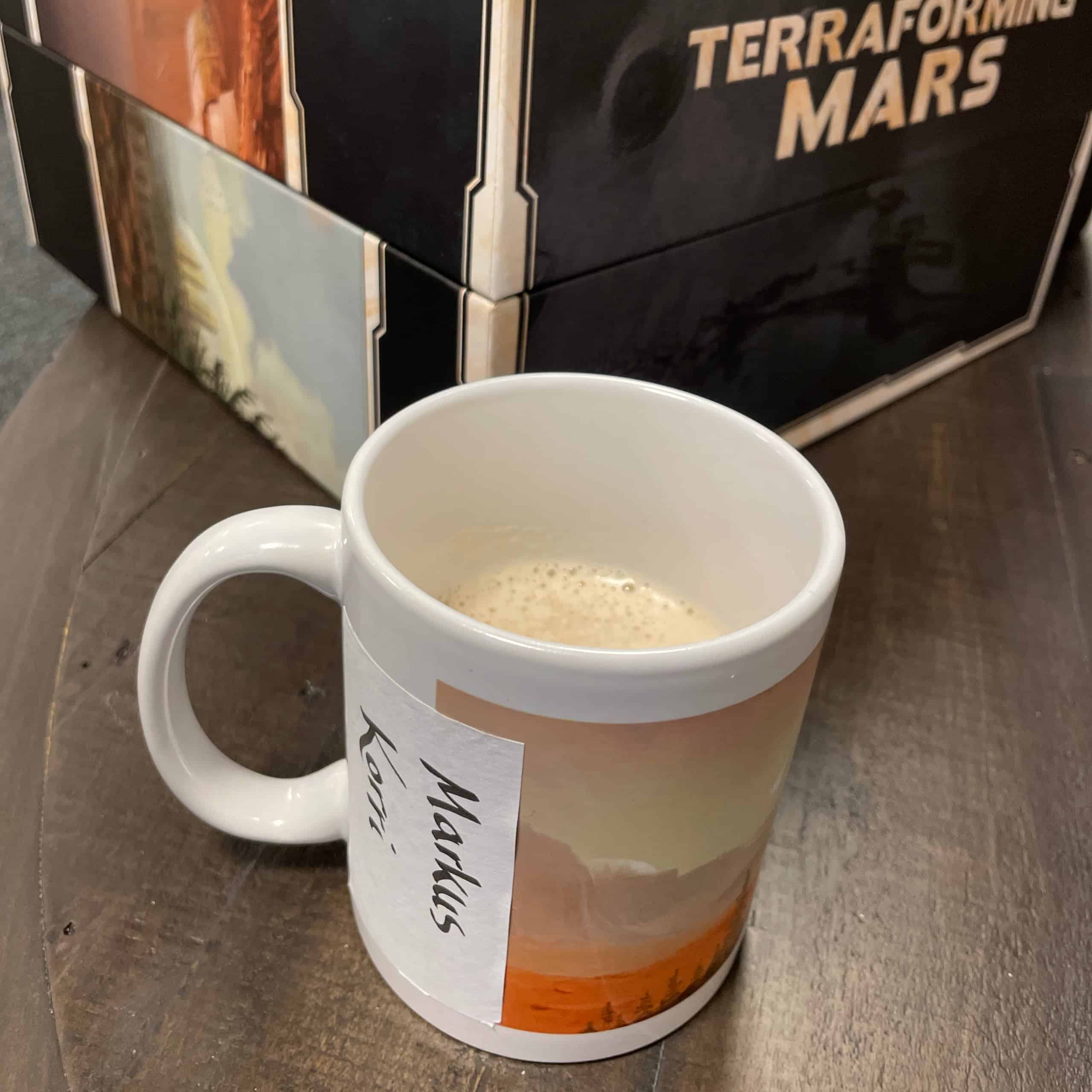 Terraforming Mars -kahvikuppi, jossa on nimilappu "Markus Korri".