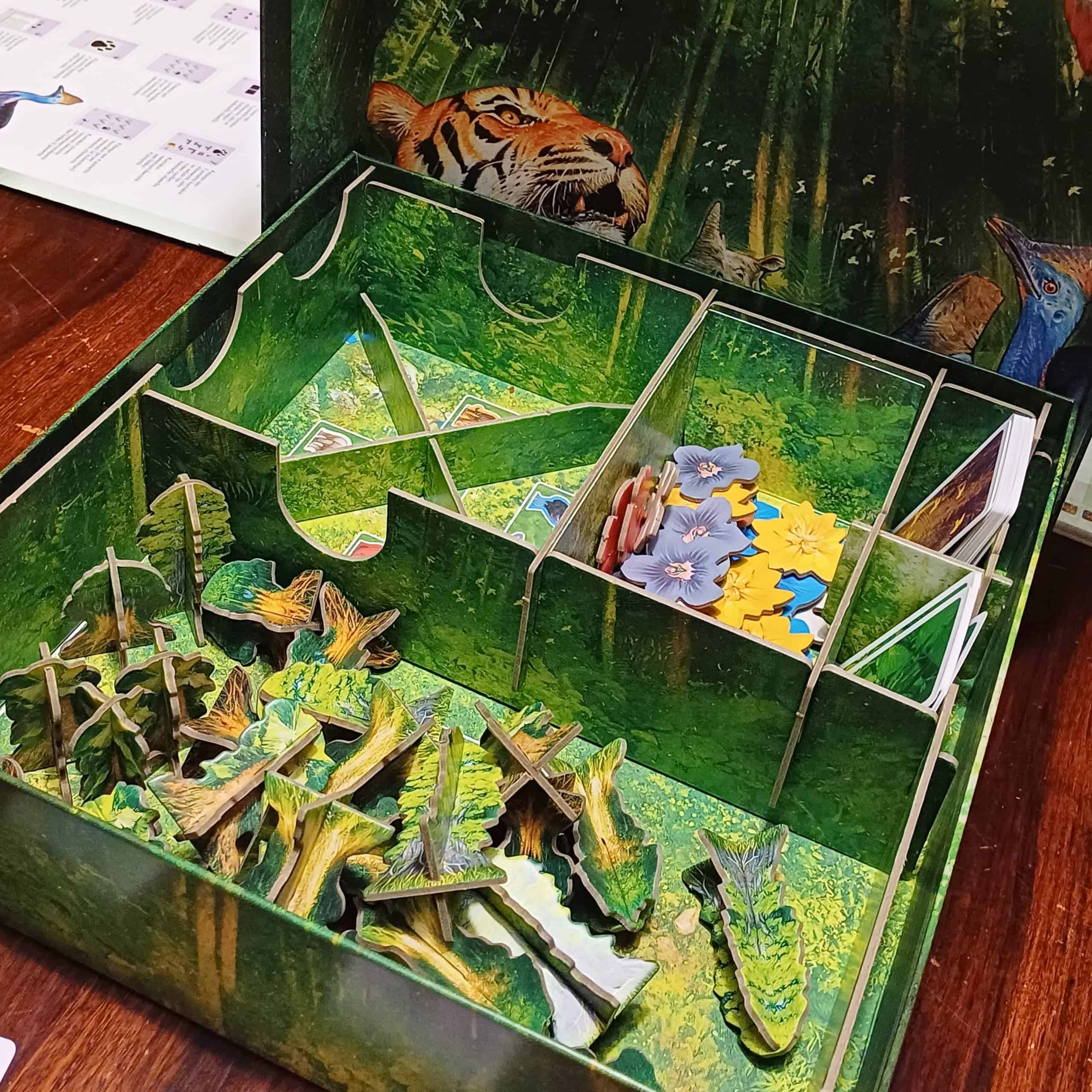 Hutanin laatikosta löytyy käytännöllinen pahvista rakentuva insertti, joka muodostaa erilliset lokerot kaikille pelin komponenteille.