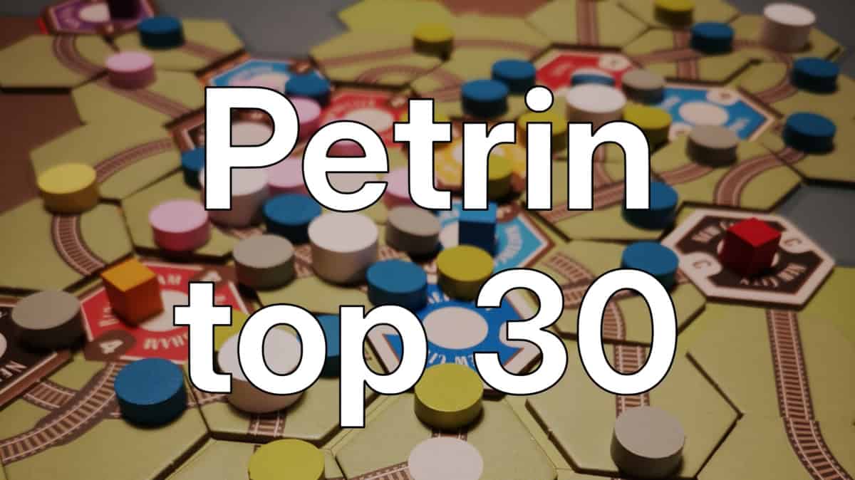 Petrin top 30, taustalla lähikuva Age of Steam -pelin ratalaattoja ja puukiekkoja täynnä olevasta laudasta.