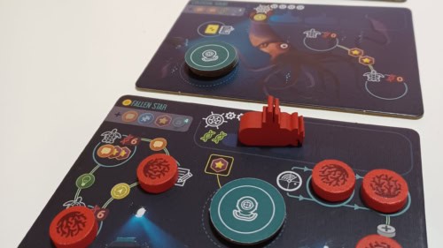 Lähikuva Endeavor: Deep Sean pienestä punaisesta sukellusveneestä Fallen Star -laatalla.