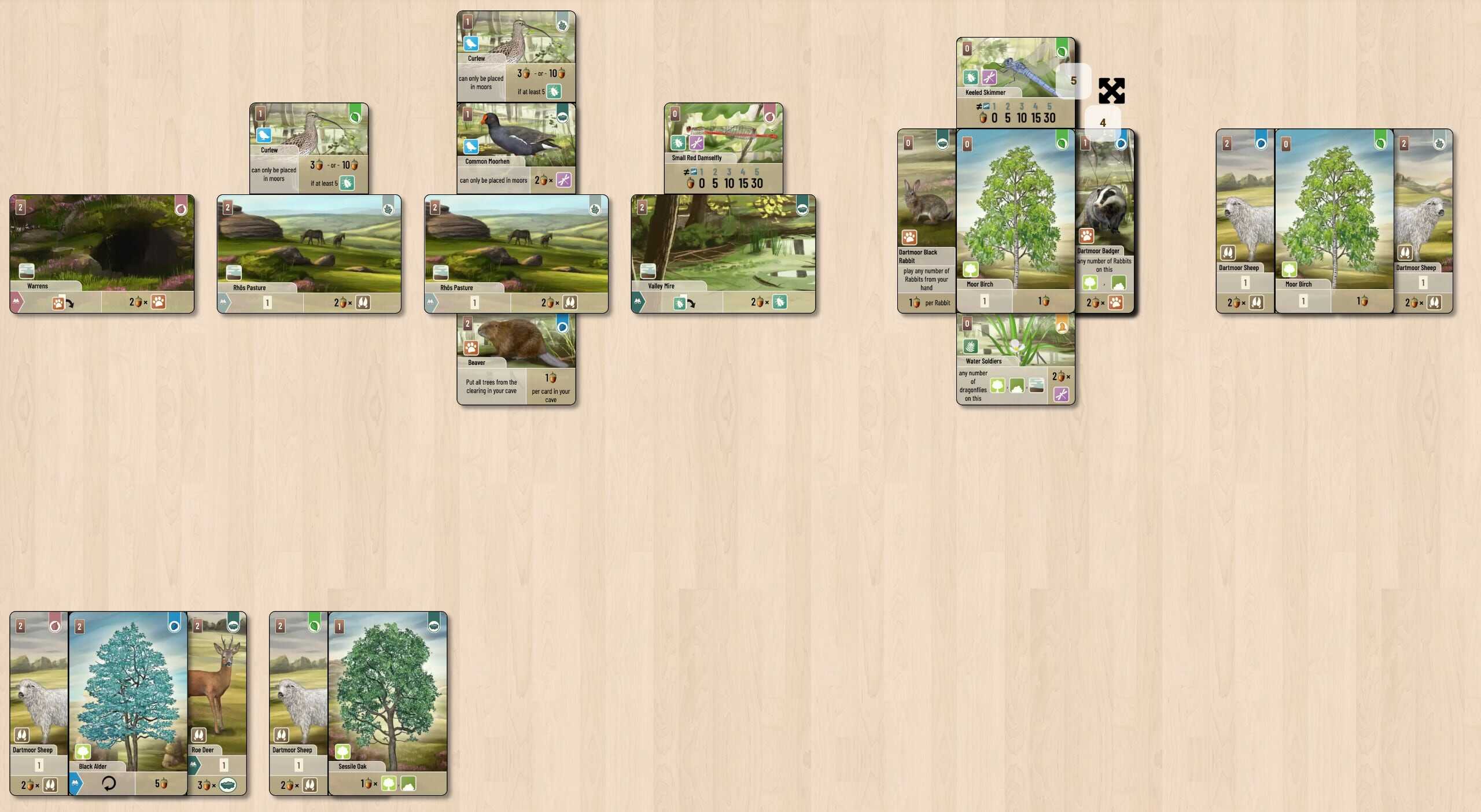 Forest Shuffle: Dartmooria BGA:ssa. Pöydällä on neljä nummikorttia, neljä puuta, useita lampaita, runsaasti sudenkorentoja ja kuoveja.