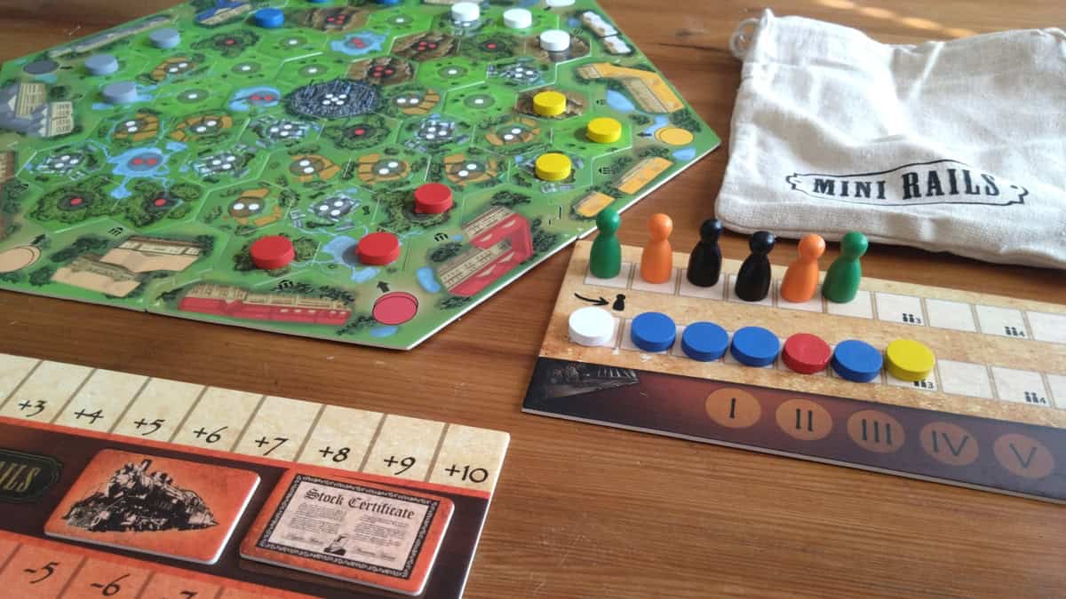Mini Rails -pelin pelilauta, kierroksen etenemistä kuvaava lauta ja pelaajan oma pistelauta.