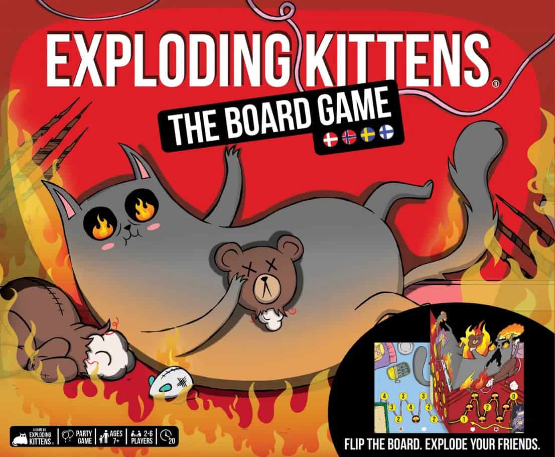 Exploding Kittens: The Board Gamen kannessa on liekkien keskellä pötköttelevä kissa, jolla on kädessään pehmonallen irti revitty pää.