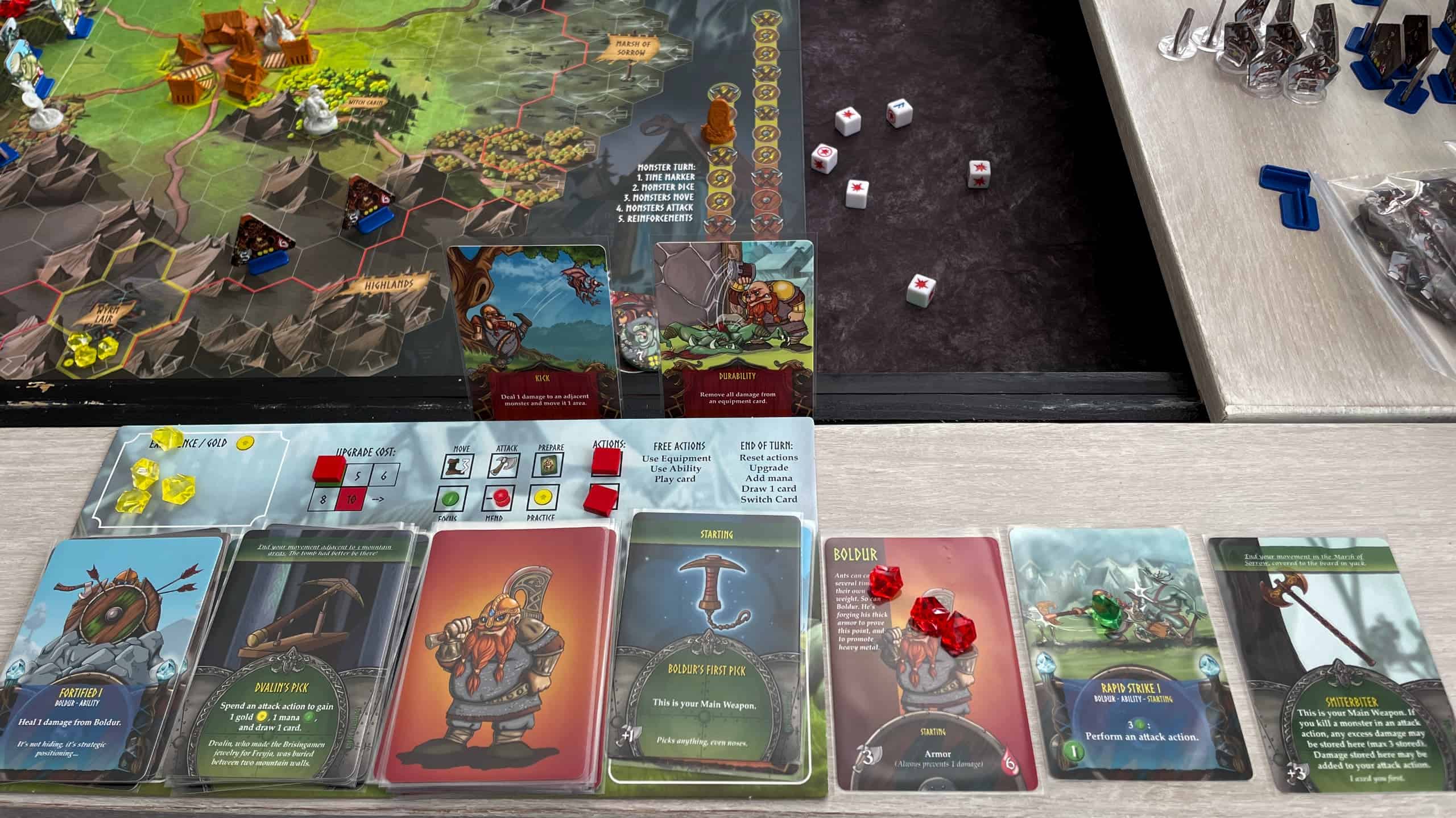 Boldur-kääpiön kortteja: Fortified-kykykortti, Dvalin's Pick -tarvikekortti, Boldur's First Pick -aloituskortti, Boldurin haarniska, Rapid Strike -kykykortti ja Smiterbiter-asekortti.