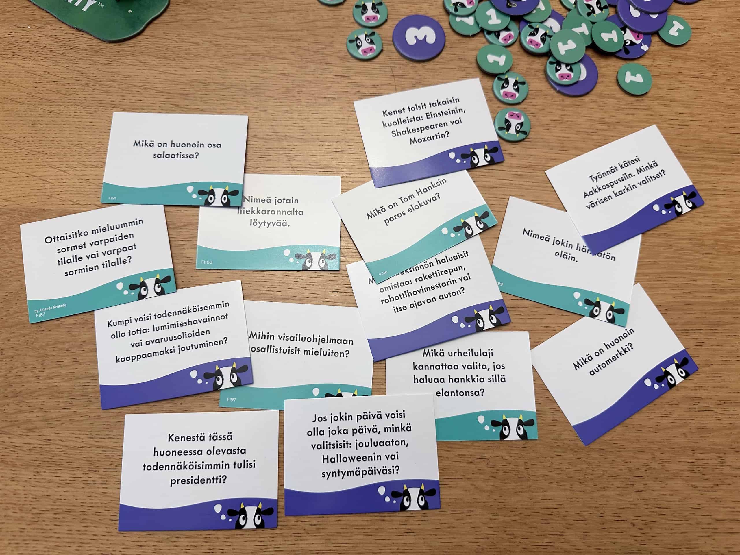 Herd Mentality -pelin kortteja levitettynä pöydälle.