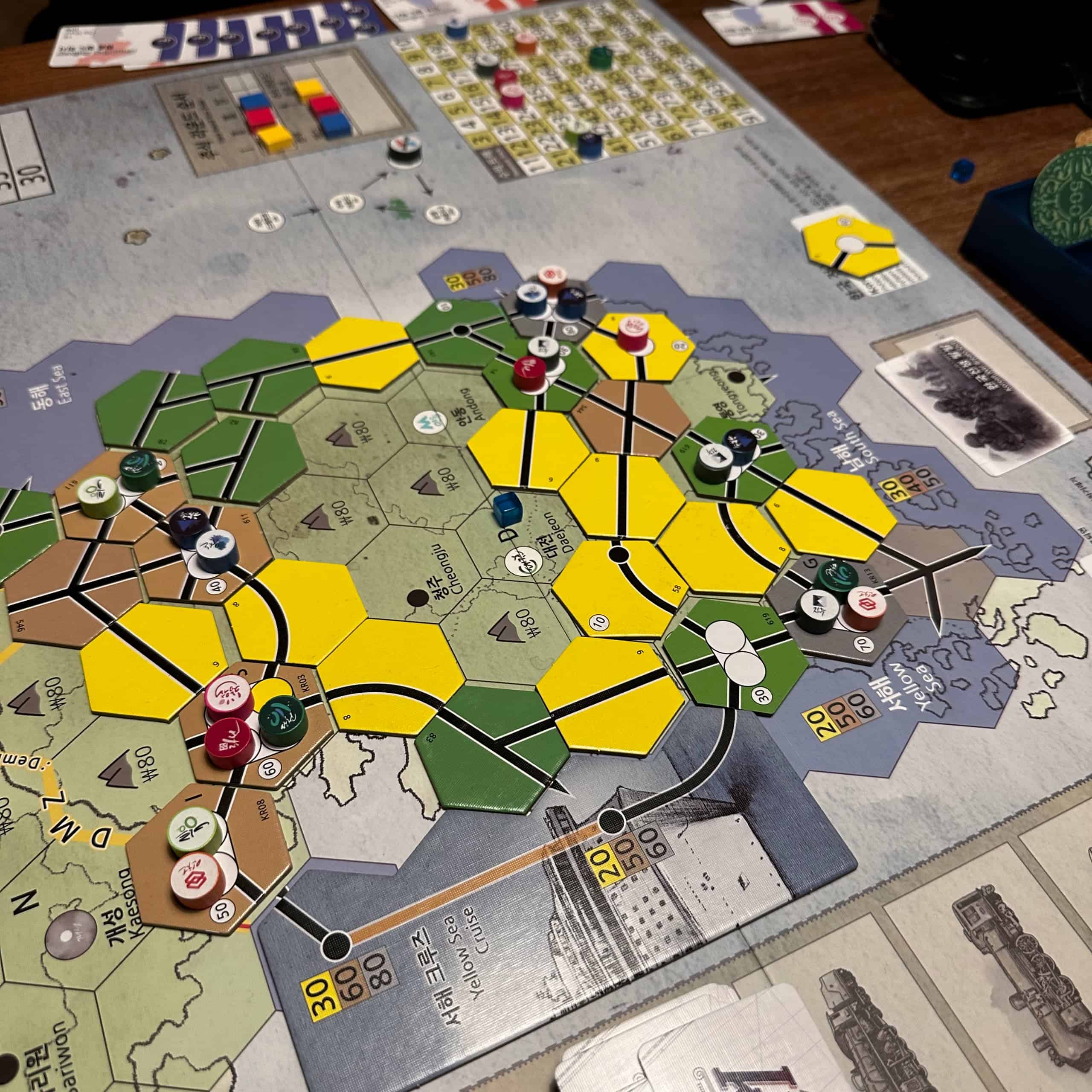 Korean rataverkkoa sodan jälkeen. Rataverkko kiertää Korean reunoilla, ja välttää keskiosan vuoristoja. Etualalla näkyy Yellow Sea Cruise -erikoislaatta. 