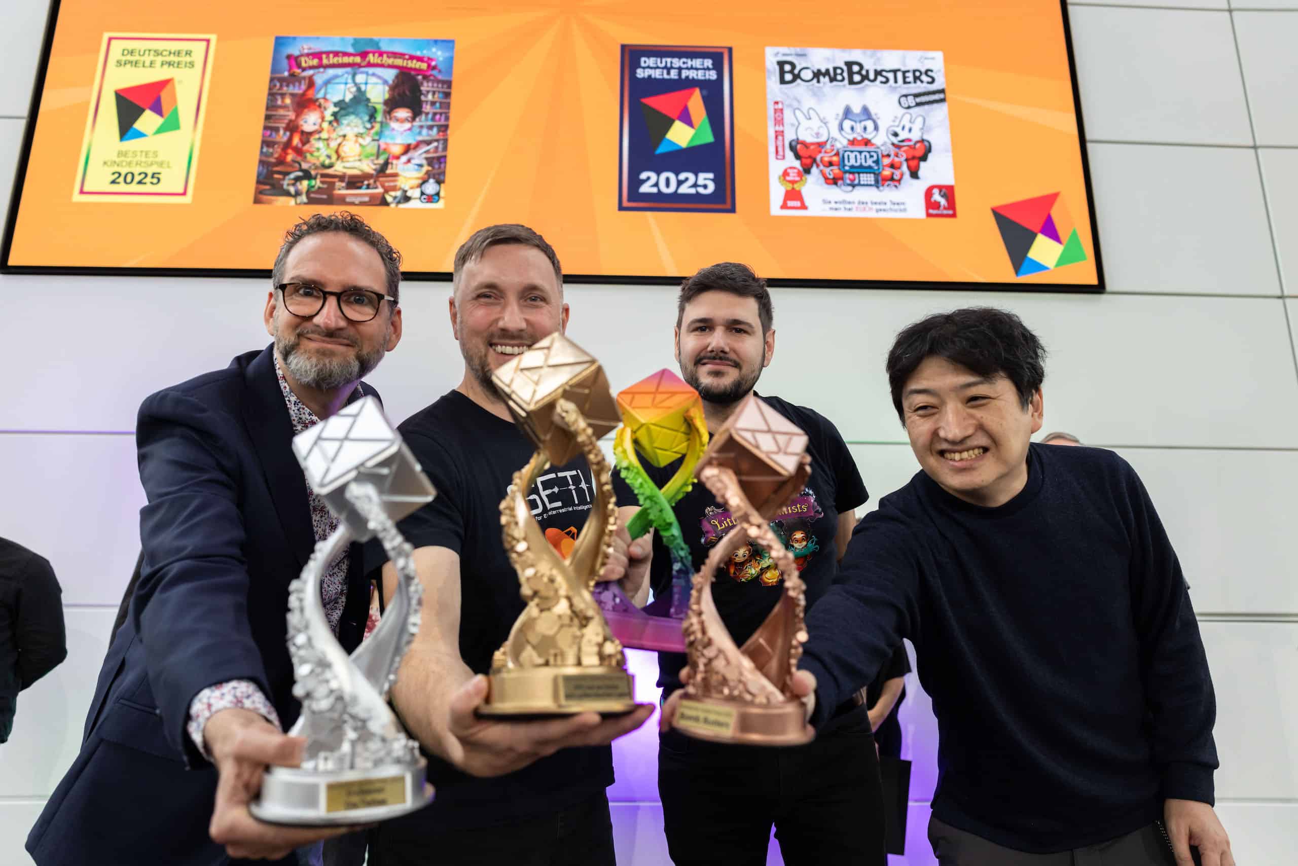 DSP-palkintojen voittajat pitelemässä palkintojaan edessään.