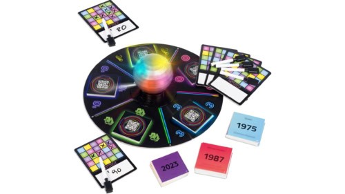 Hitster Bingon pelilauda, pelaajien bingolaput, tusseja ja kortteja.