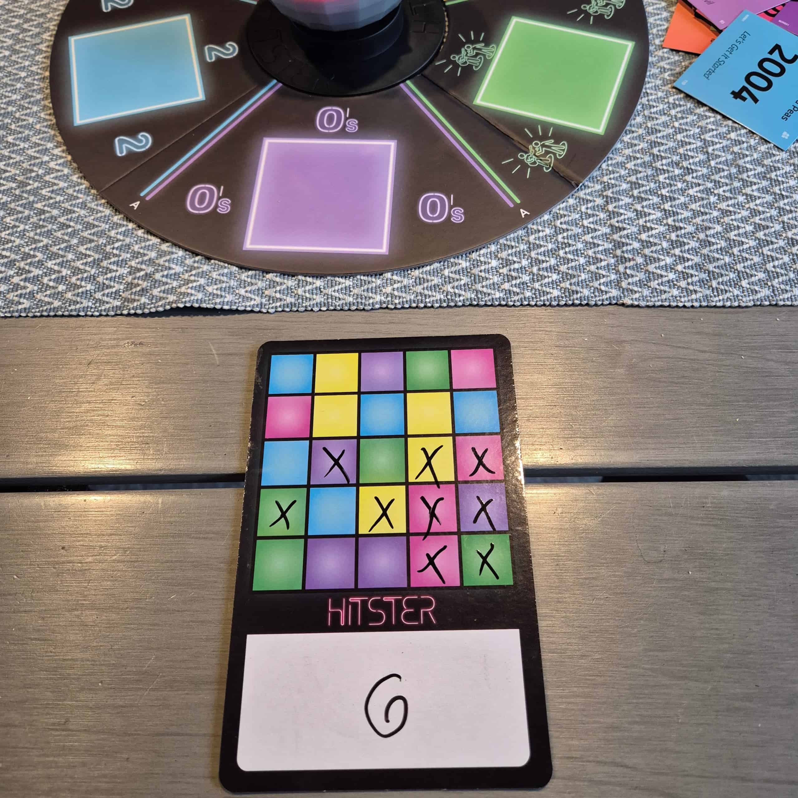 Lähikuva pelaajan bingokupongista, jossa on vaakabingo yhden ruudun päässä.