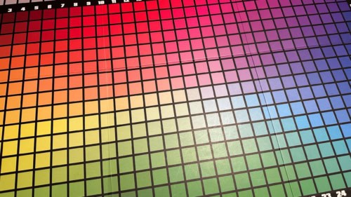 Hues and Cuesin pelilautaa, jossa on 480 ruutuun jaettua väriavaruutta.