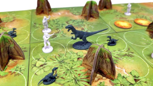 Pelilaudalla valkoinen pelaajanappula osoittaa nukutuskiväärillä edessään olevaa isoa raptorinappulaa. Ympärillä on pikkuraptoreita.