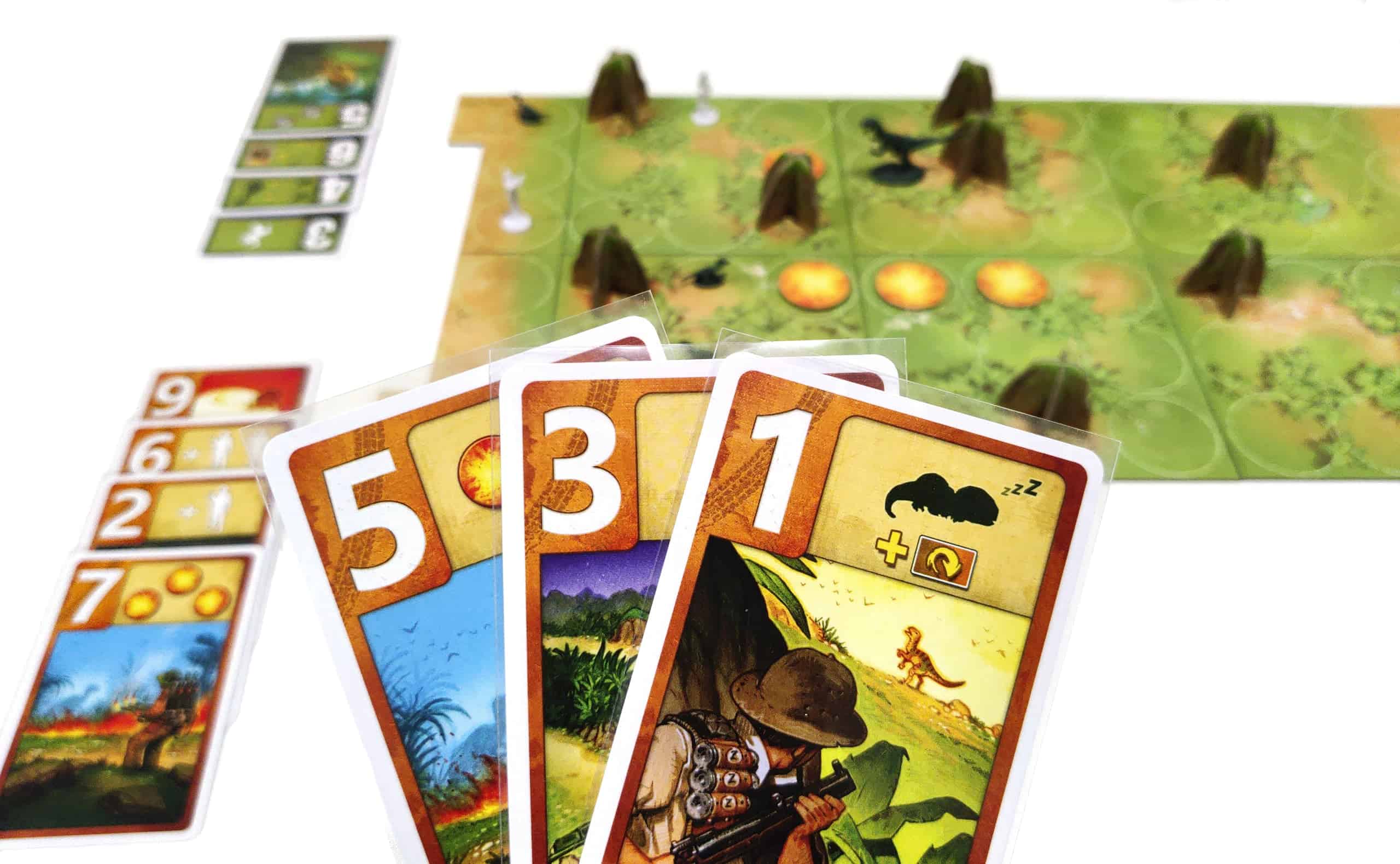 Ihmispelaajan kortit 5, 3 ja 1. Taustalla näkyy pelilautaa ja molempien pelaajien tähän asti pelaamat kortit.