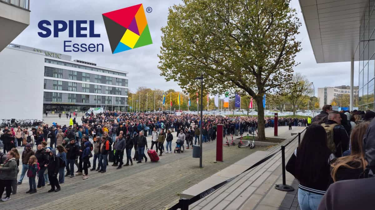Pitkä jono ihmisiä odottamassa pääsyä Spiel-messuille Essenin messukeskuksen ulkopuolella.