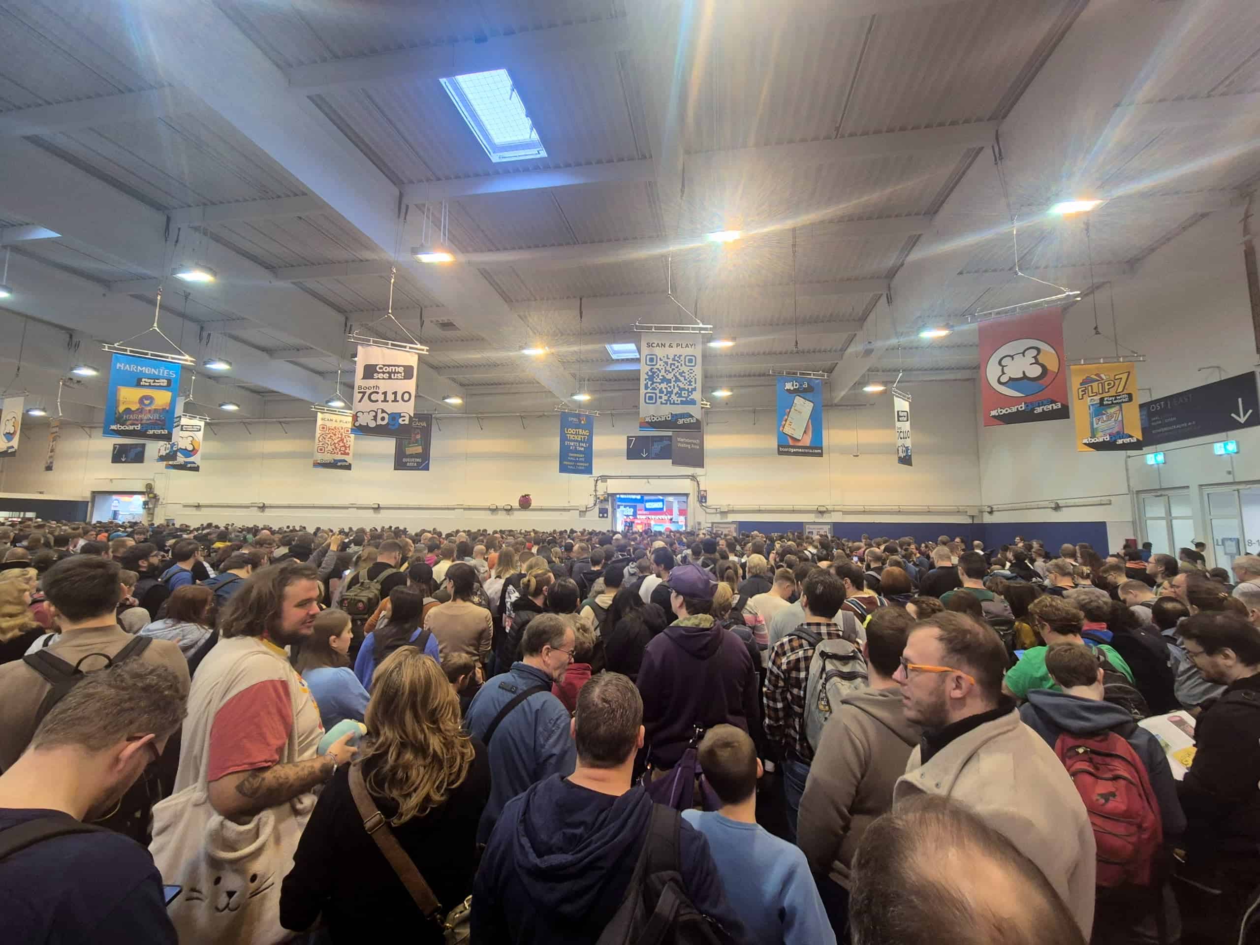 Väentungosta Spiel-messuilla odottamassa pääsyä varsinaisiin messuhalleihin.