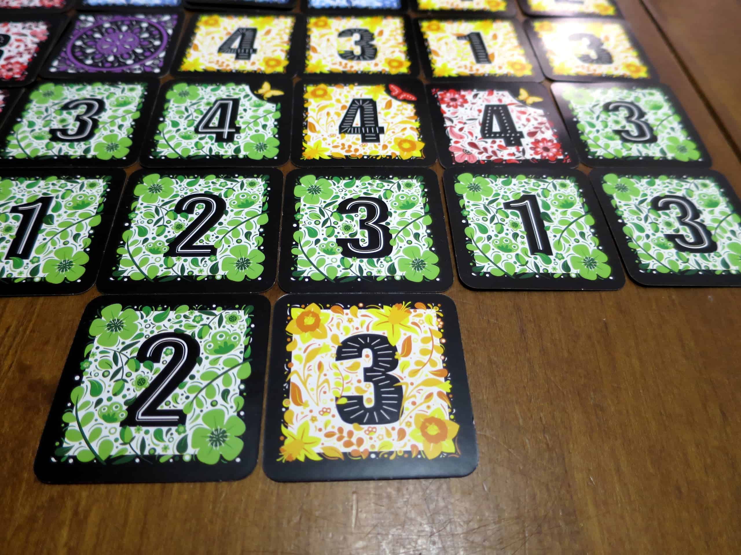 Flowersin kortteja ruudukkomuodostelmassa. Pöydällä on laaja alue vihreitä kortteja.