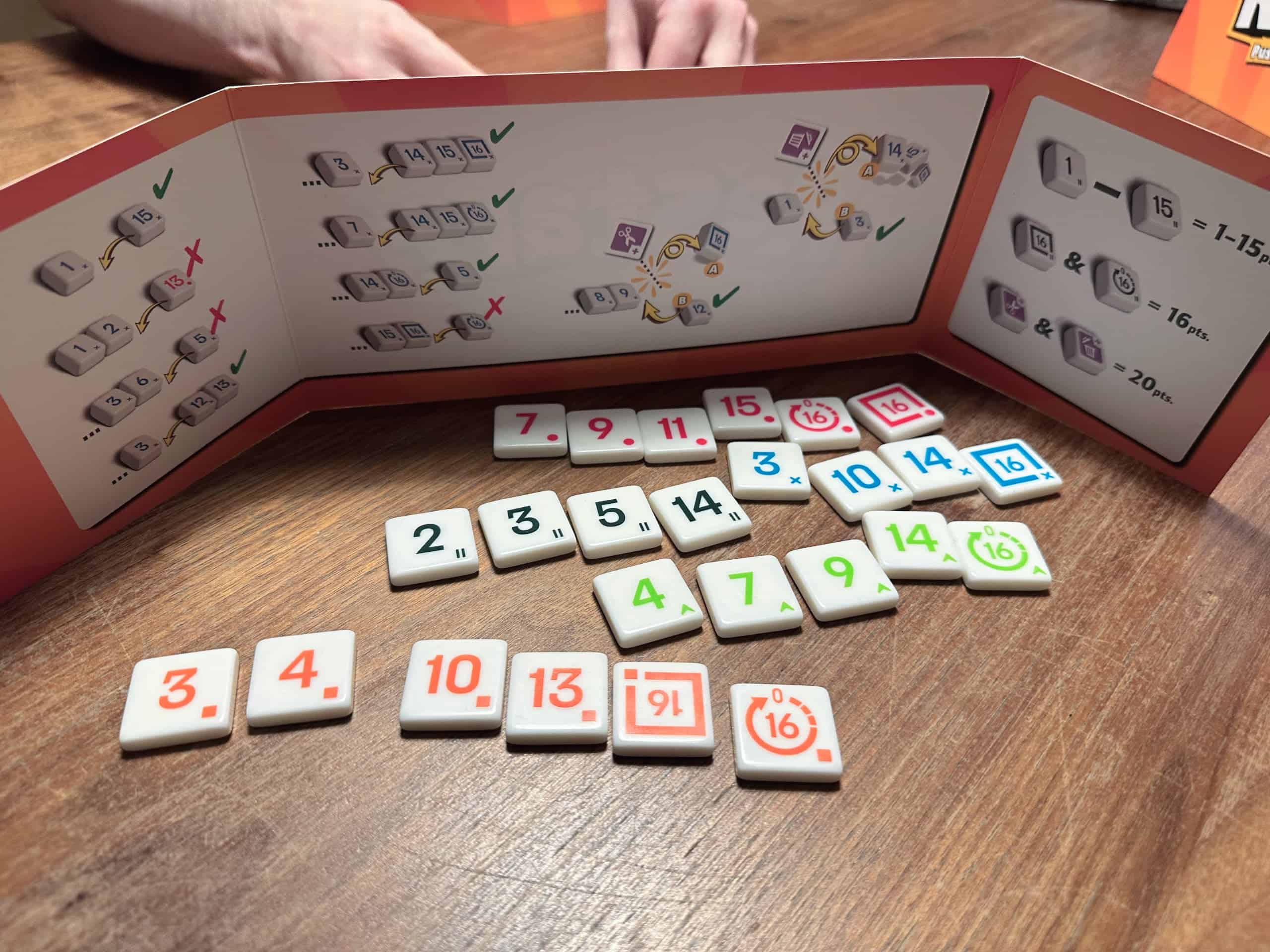 Parikymmentä laattaa näkösuojan takana.